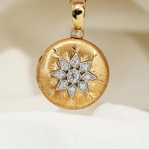 Colgante relicario de estrella y luna dorada con acabado cepillado y cristal brillante