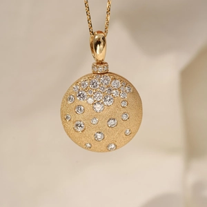 Elegante collar con medallón redondo dorado y patrones de estrellas de diamantes