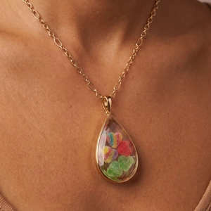Collier médaillon vintage en or avec pendentif goutte et cœurs colorés sur chaîne