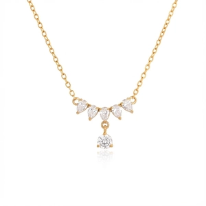 Detailansicht der Goldkette mit fächerförmigem Anhänger und weißen Strasssteinen