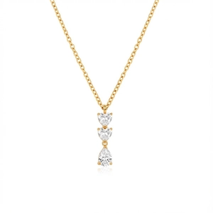 Elegante collana placcata oro con cristalli a cuore e goccia su una catena a maglia fine