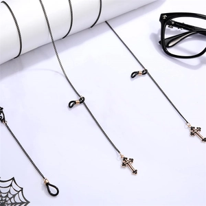 Detail der schwarzen Brillenlkette aus Metall mit Doppelkreuz-Anhängern und Schlaufen