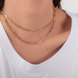 Gros plan sur le collier à double rangée de trombones en acier inoxydable doré 18 carats