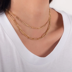 Détail du collier double chaîne trombone en acier inoxydable plaqué or 18 carats
