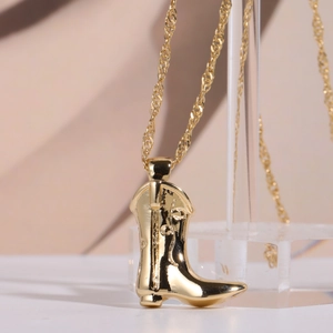 Collana dorata con pendente a stivale da cowboy con dettagli incisi su catena a onde