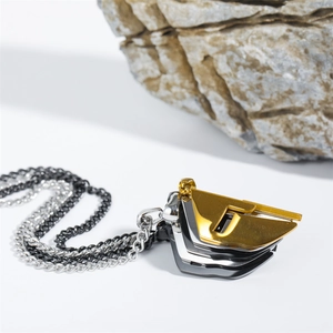 Collana con pendente maschera spartana minimalista in acciaio al titanio per uomo stile punk