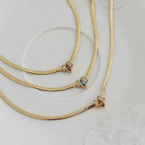 Tre collane a catena serpente in acciaio al titanio con pendenti in zircone marquise colorati