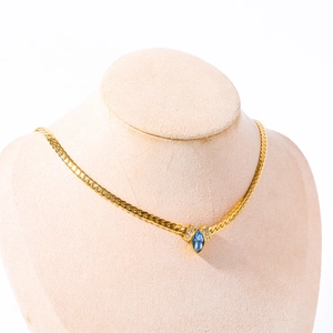 Collana a catena serpente dorata in titanio con ciondolo marquise di gemma blu elegante