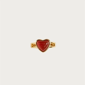 Minimalistischer goldener Titanstahlring mit einem roten herzförmigen Achat