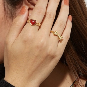 Vintage Titanstahl-Ringe mit rotem Achat-Herz und goldenem Schleifen-Design für Damen
