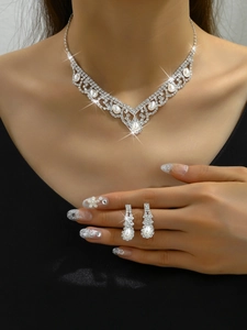 Dettaglio dell'elegante set di collana e orecchini vintage con perle e diamanti