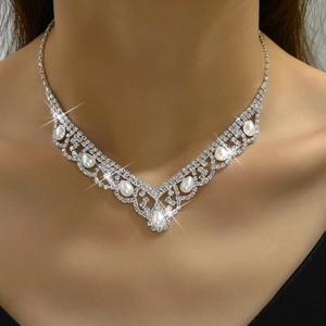 Collana girocollo argento a forma di V con strass brillanti e perle pendenti su una modella