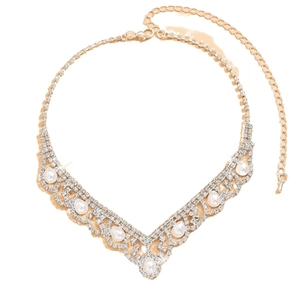 Elegante collana a V con cristalli scintillanti e perle a goccia su uno sfondo bianco