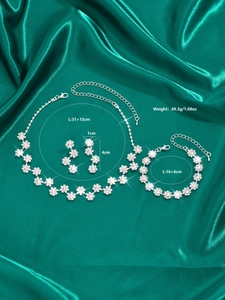 Silbernes Blumenschmuck-Set mit weißen Strasssteinen und detaillierten Maßangaben