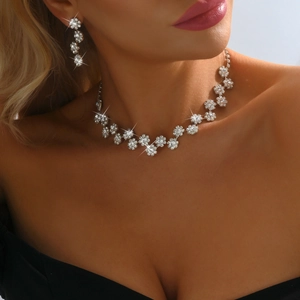 Elegantes Brautschmuck-Set mit silberner Halskette und Ohrringen mit funkelnden Strasssteinen