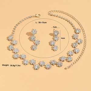 Makrodetail des Brautschmuck-Sets mit silbernen Strassblumen, Halskette und Ohrringen