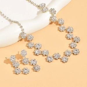 Detailansicht eines funkelnden silbernen Brautschmuck-Sets mit Blumen und Kristallen