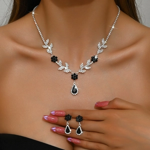 Parure de bijoux élégante en métal argenté avec motifs floraux noirs et strass