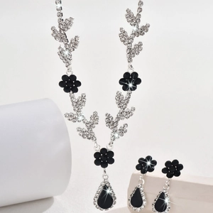 Parure de bijoux florale de luxe avec cristaux et pétales noirs pour mariages et mariées