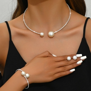 Elegantes Brautschmuck-Set mit Perlen- und Strass-Halskette, Armband und Ohrringen