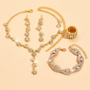 Detailansicht des funkelnden goldenen Schmucksets mit Halskette, Armband und Ring