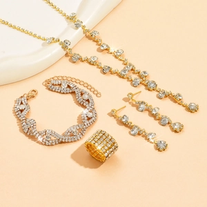 Detailansicht des luxuriösen Goldschmucksets mit funkelnden Strasssteinen für die Braut