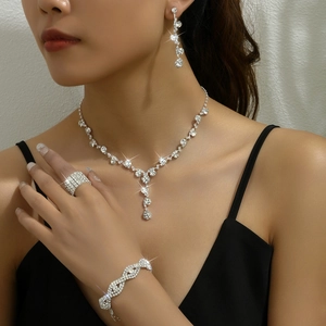 Funkelndes Hochzeitsset mit Kristallhalskette, Ohrringen, Armband und Ring für Damen