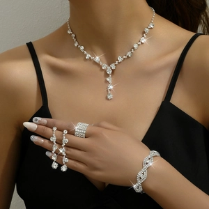 Funkelndes silbernes Schmuckset mit Halskette, Ohrhängern, breitem Ring und Wellenarmband
