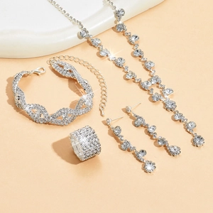 Nahaufnahme der versilberten Brautschmuck-Sets mit funkelnden Strasssteinen im Display