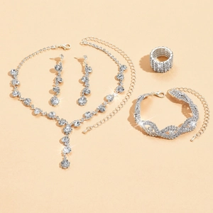 Detailset aus silbernem Schmuck mit funkelnden Kristallen inklusive Halskette und Ohrringen