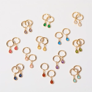 Vue macro de boucles d'oreilles en pierres colorées goutte d'eau et métal doré