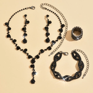 Details des fünfteiligen schwarzen Strass-Brautschmucksets mit Halskette und Ohrringen