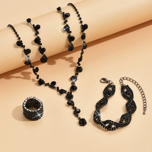 Detailansicht des schwarzen Strass-Schmucksets mit Halskette Armband und breitem Ring