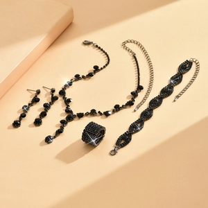 Detail eines schwarzen Strass-Hochzeitsschmuck-Sets mit funkelnden Quasten