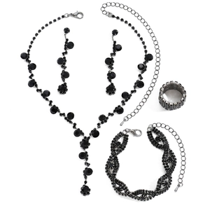 Makroansicht des schwarzen Strass-Schmucksets mit Halskette und hängenden Ohrringen