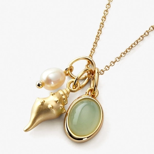Détail d'un collier vintage avec pendentif coquillage, perle et aventurine verte