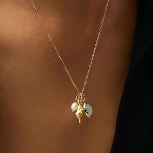 Collier avec pendentif coquillage, aventurine verte et perle sur chaîne dorée