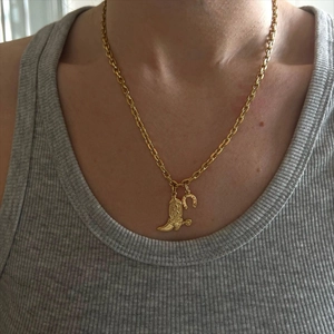 Collier style cowboy plaqué or 18k avec pendentifs botte et fer à cheval sur longue chaîne