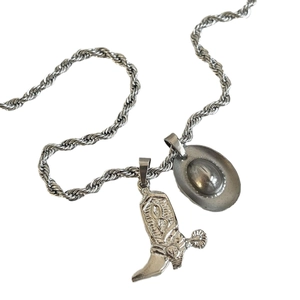 Collier de style cowboy argenté avec pendentifs botte et chapeau sur chaîne