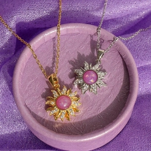 Opal-Sonnenblumen-Halskette mit lila Stein und Zirkonia in Gold- und Silberoptik