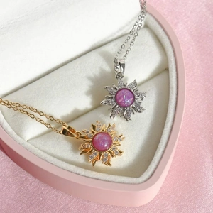 Nahaufnahme von Sonnenstrahl-Opal-Anhängern mit Zirkonia-Mikropflaster in einer Box