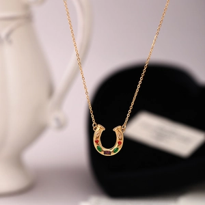 Collar de herradura dorada con piedras de circonita de colores en cadena fina