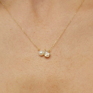 Collar de acero de titanio con cadena dorada, perla y colgante de circonita en gota