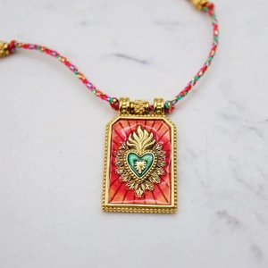 Detail eines Vintage Tarot Sacred Heart Anhängers mit rot-grüner Emaille und Goldrahmen