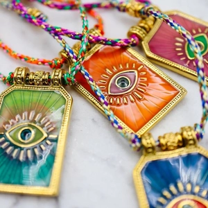 Retro-Tarot-Herz-Auge-Anhänger mit bunter Emaille und vergoldeten Rahmen für Damen