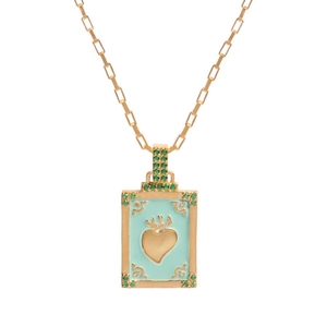 Détail macro du pendentif tarot vintage doré avec émail bleu clair et pierres vertes