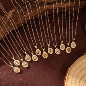 Collar de relicario ovalado vintage dorado con piedra de nacimiento y grabados florales