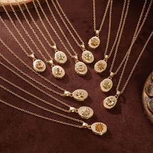Collar de relicario ovalado de oro vintage con flores de nacimiento y piedras preciosas