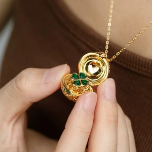 Collar de relicario dorado vintage con trébol de cuatro hojas de cristales verdes
