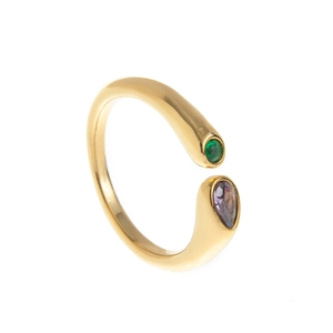 Détail d'une bague ouverte dorée 18 carats avec pierres de naissance verte et violette